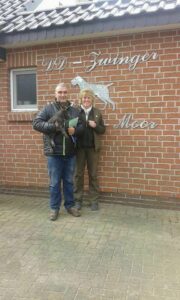 Hombre recogiendo a su nuevo cachorro Deutsch-Drahthaar de la criadora en el criadero "DD-Zwinger Moor"